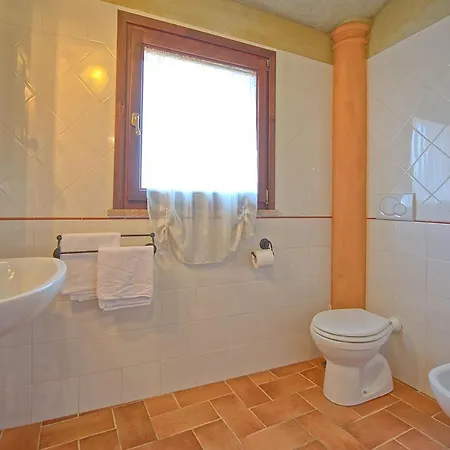 Sleeps 3 Air Con Lari